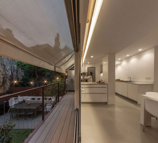 Cocina abierta al salón en blanco y madera de lovemikra