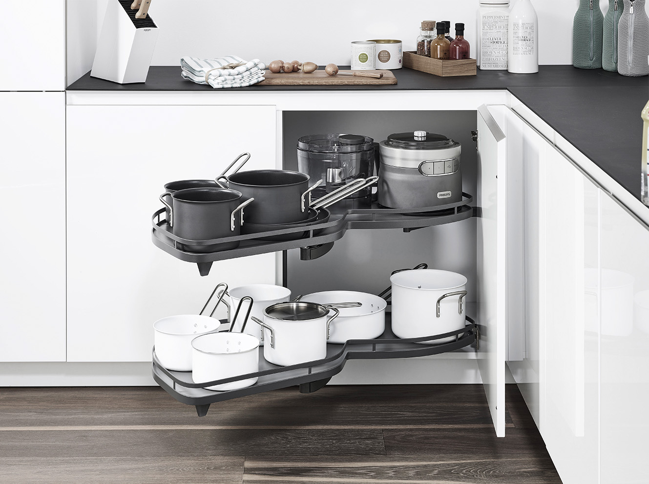 Lovemikra. Equipamiento. Cuberteros y Caceroleros