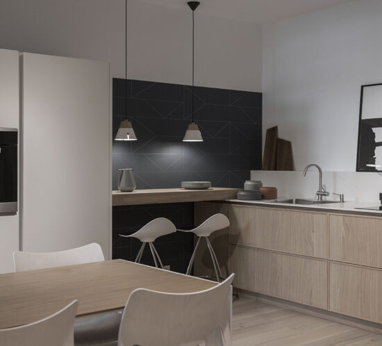 Cocina MK3B detalle apertura gola y zócalos en madera. Lovemikra