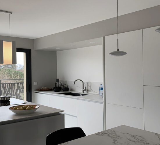 Cocina con isla y diferentes espacios conectados. Modelo MK2A de lovemikra