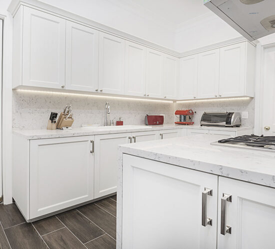 Detalle tiradores cocina con isla de lovemikra