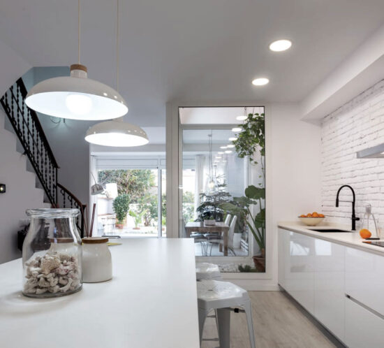 Cocina blanca con elementos color negro de lovemikra