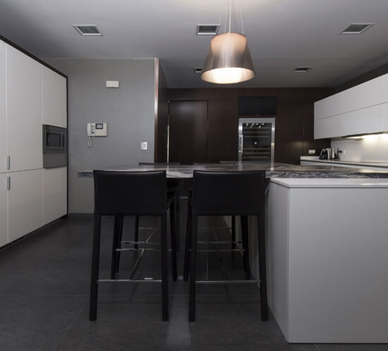 Cocina con isla con mesa barra de lovemikra