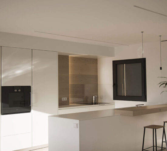 Vista completa cocina modelo MK3B de lovemikra en blanco y madera