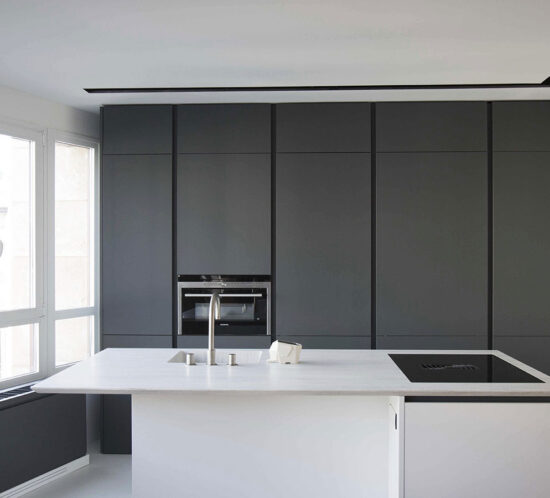 Cocina con isla combinando dos colores modelo MK2A de lovemikra