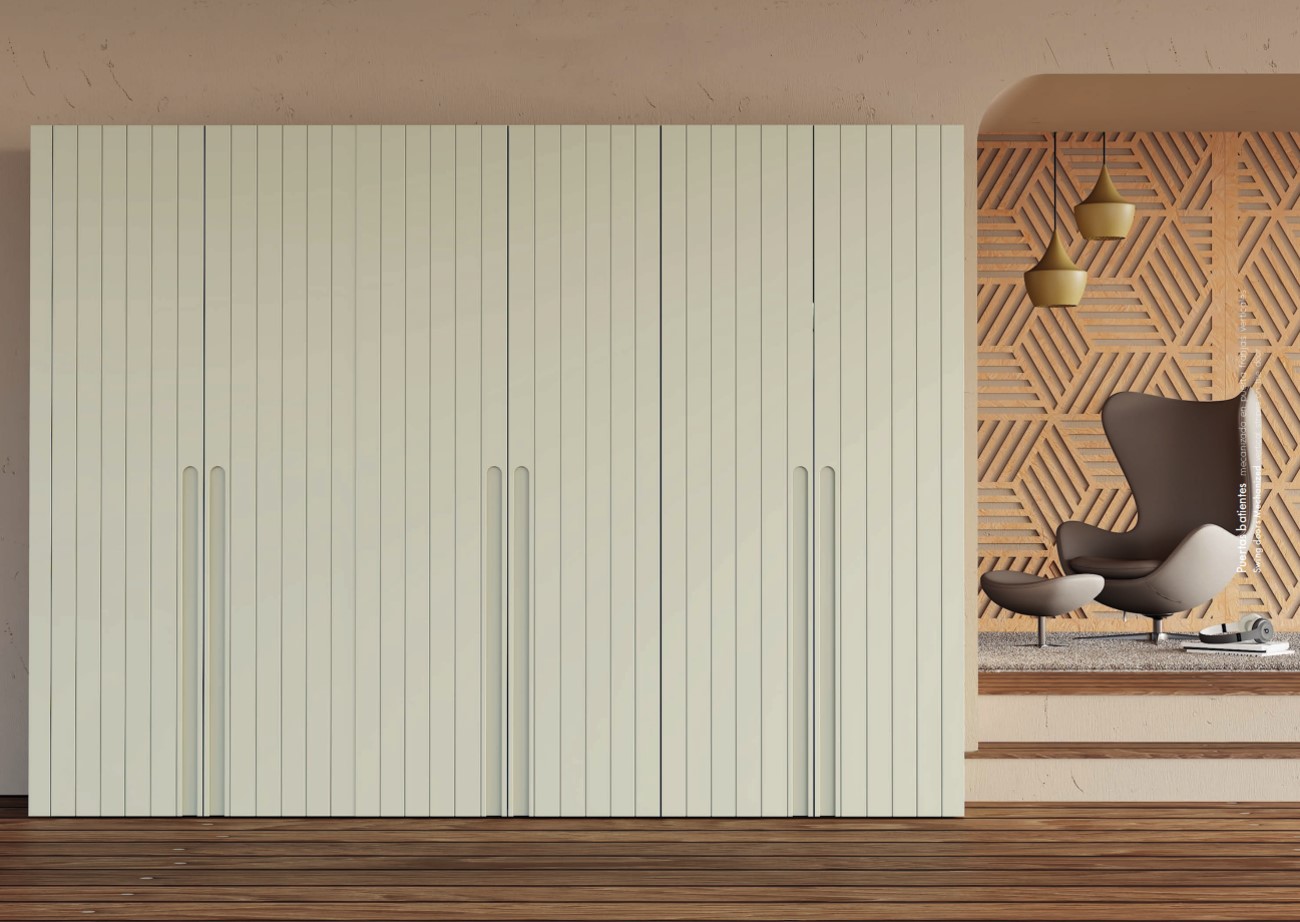 Armario puertas batientes mecanizado en puerta franjas verticales